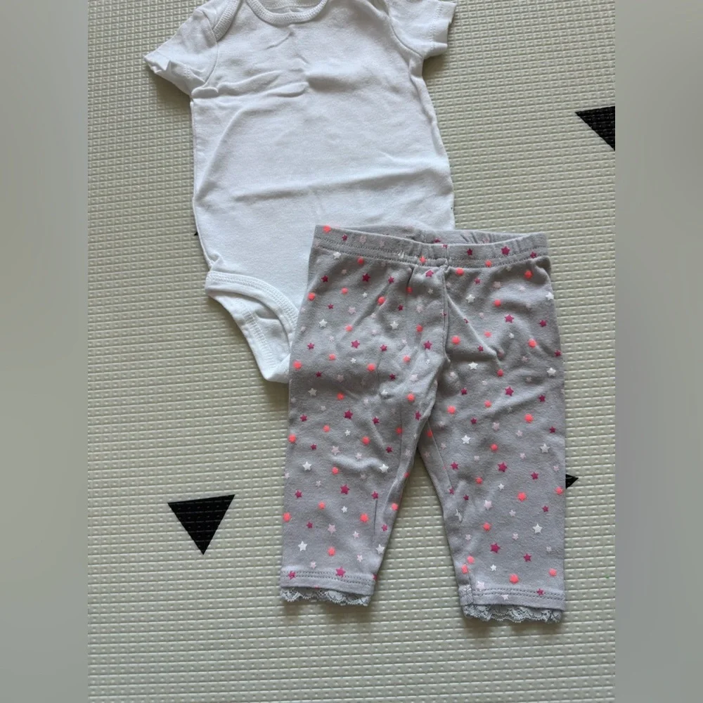 Carters|Baby girl bodysuit & leggings set White Onesie & Gray Star leggings•3M